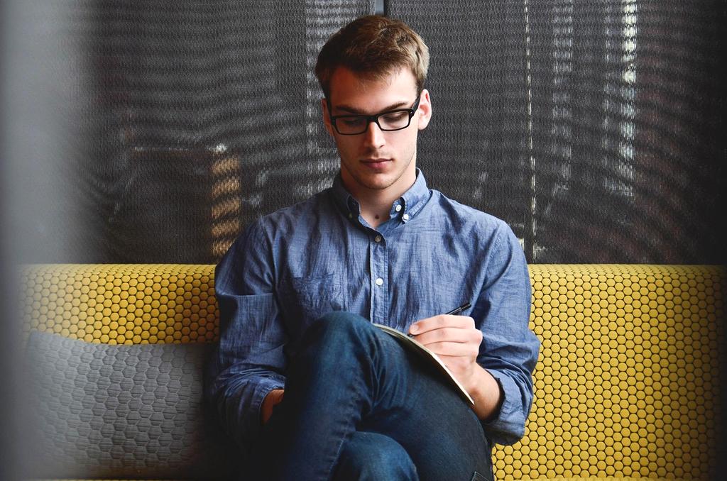 Person using computer to sign up for course